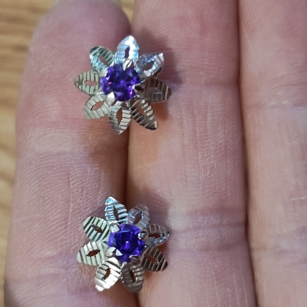 VINTAGE SILVER-TONE FILIGREE FLORAL DARK PURPLE CRYSTAL STONES POST .5" EARRINGS